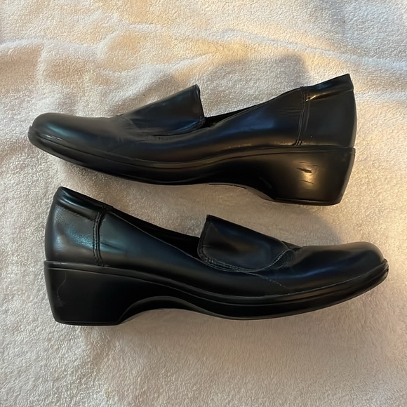 Shoes - Picture 3 of 7